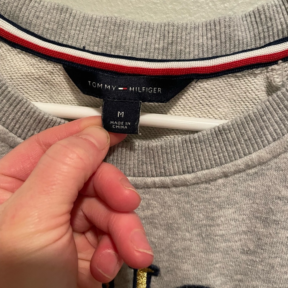Tommy Hilfiger Embroidered Crew Neck Sweatshirt Gray Women’s Size Medium - Picture 4 of 9